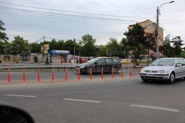 Stâlpişori metalici montaţi în sensul giratoriu de la Bazar