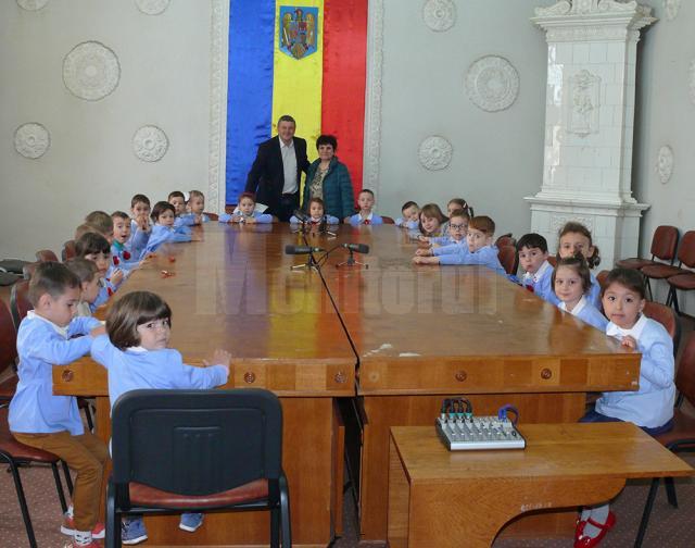 Preşcolarii din grupa mijlocie de la Grădiniţa “Lizuca” din Fălticeni s-au întâlnit cu primarul Cătălin Coman