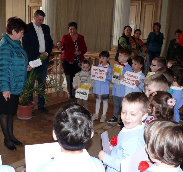 Copiii de la Grădiniţa „Lizuca” au mers la primărie să ceară o centrală termică nouă