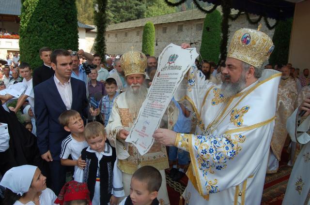 Patriarhul Bisericii Ortodoxe Române, Preafericitul Părinte Daniel, va ajunge astăzi, în jurul orei 13:00, la Mănăstirea Putna