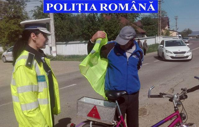 Poliţiştii insistă în ultima perioadă şi pe acţiunile preventive care constau în oferirea de veste reflectorizante bicicliştilor
