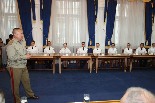 Elevi ai Colegiului Militar din Câmpulung Moldovenesc, premiaţi de şeful Statului Major General. Foto: Valentin CIOBIRCA