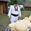 Delicioasele produse de stână au fost oferite şi anul acesta participanţilor la Hora Bucovinei