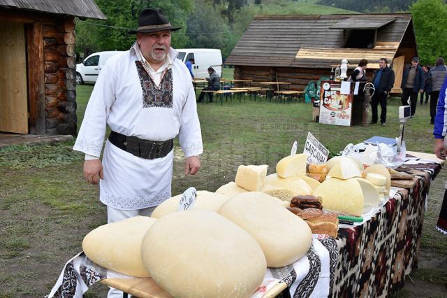Delicioasele produse de stână au fost oferite şi anul acesta participanţilor la Hora Bucovinei