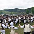 Gospodarii îmbrăcaţi în costume populare au încins hora pe "Cântă cucu-n Bucovina"