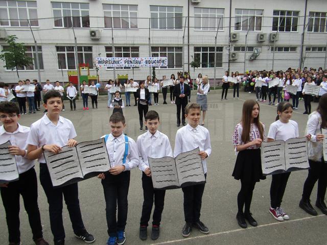 Elevii Şcolii „Miron Costin” şi-au arătat susţinerea pentru educaţia de calitate în cadrul Campaniei Globale pentru Educaţie