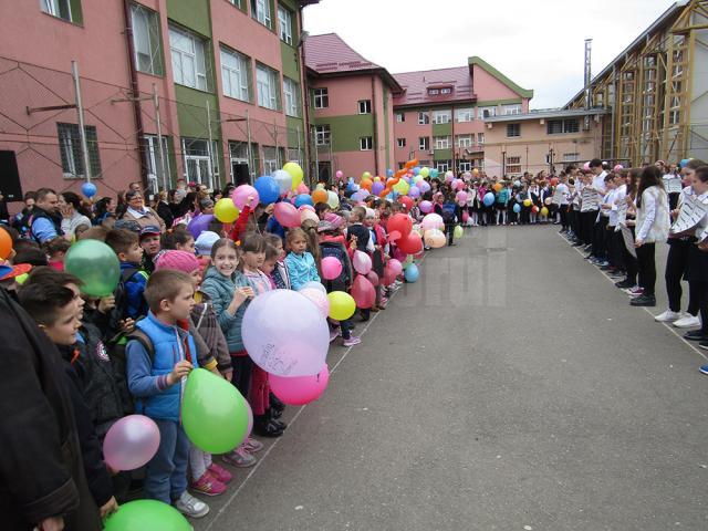 Elevii Şcolii „Miron Costin” şi-au arătat susţinerea pentru educaţia de calitate în cadrul Campaniei Globale pentru Educaţie