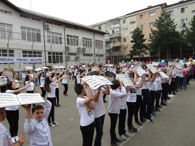 Elevii Şcolii „Miron Costin” şi-au arătat susţinerea pentru educaţia de calitate în cadrul Campaniei Globale pentru Educaţie