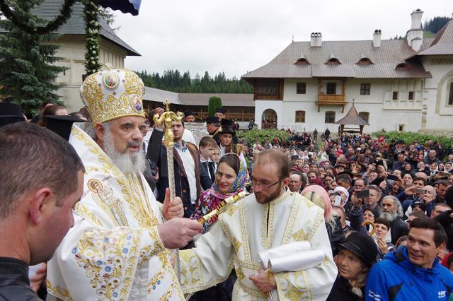 Patriarhul României, în mijlocul pelerinilor la Mănăstirea Putna
