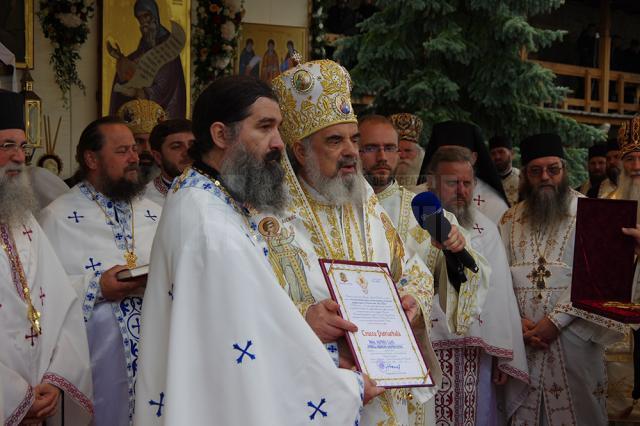„Crucea Patriarhală” pentru stareţul Mănăstirii Sihăstria Putnei