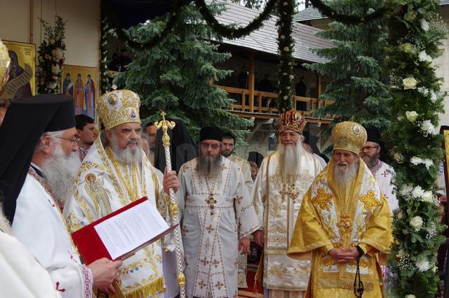 Patriarhul României, zeci de ierarhi, sute de preoţi şi diaconi şi aproape 6.000 de pelerini, prezenţi la proclamarea solemnă a canonizării Sfinţilor Putneni