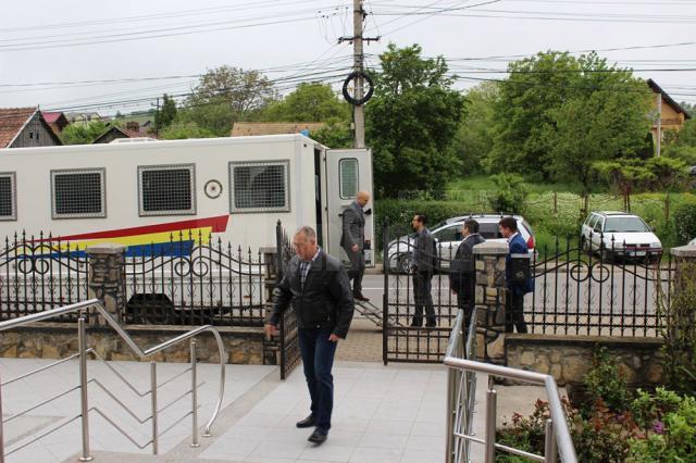 Biserică Penticostală din Suceava, înţesată de deţinuţi şi poliţişti care i-au păzit. Foto: georgeignat.com