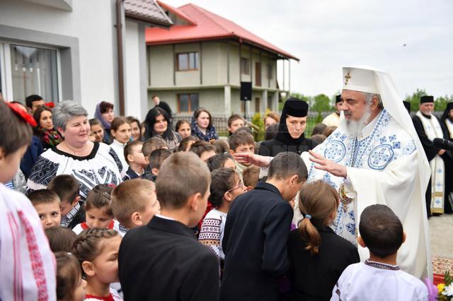 Patriarhul Daniel a sfinţit centrul stomatologic de la Rădăuţi Sursa: basilica.ro