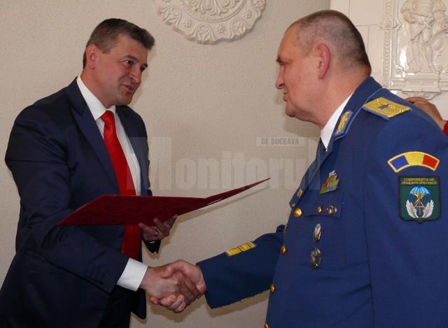 Primarul Cătălin Coman înmânându-i generalului de brigadă (r) dr. Marius Dumitru Crăciun diploma de Cetăţean de Onoare al municipiului Fălticeni