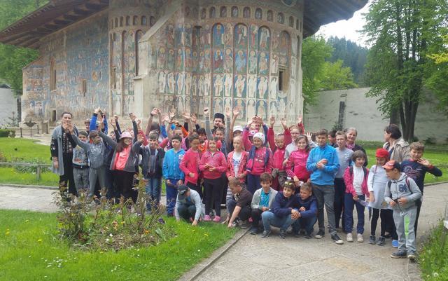 Protoieria Fălticeni a organizat o excursie de o zi pentru un grup de 46 elevi