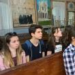 Elevi de la Colegiul Naţional ”Ștefan cel Mare”, cursanţii primei lecţii de istorie predată în Sinagoga Gah din Suceava