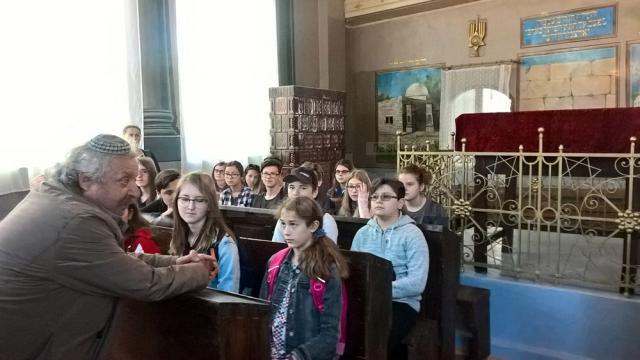 Elevi de la Colegiul Naţional ”Ștefan cel Mare”, cursanţii primei lecţii de istorie predată în Sinagoga Gah din Suceava