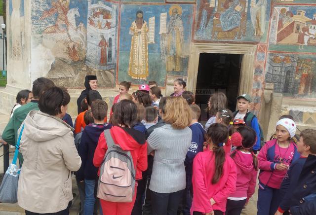 Protoieria Fălticeni a organizat un pelerinaj la mănăstiri pentru copii din Fălticeni care provin din familii aflate în dificultate