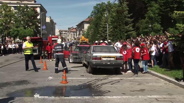 Simularea unui accident rutier cu intervenţia efectivelor de la ISU şi cu participarea voluntarilor Societăţii Crucea Roşie Suceava