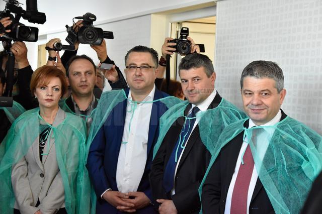 Ministrul Sănătăţii (dreapta) a fost prezent la inaugurarea maternităţii din Fălticeni