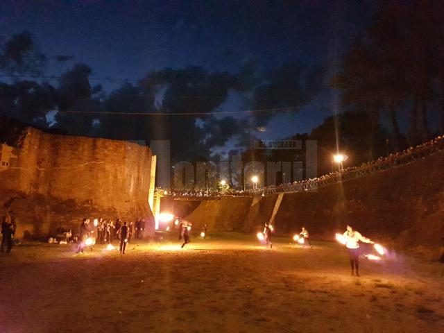 Spectacol cu foc in Cetatea Sucevei