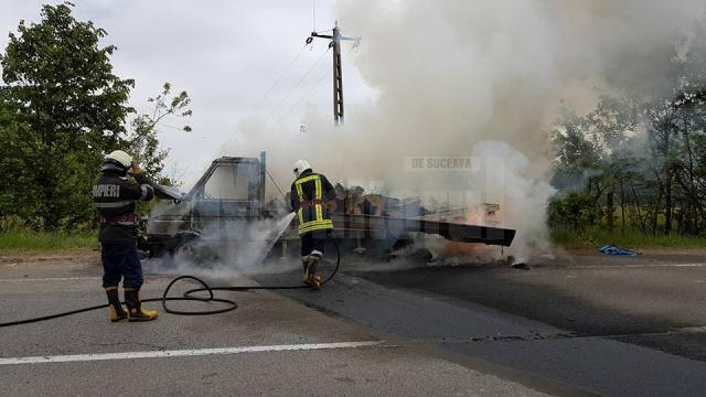 Camionetă încărcată cu lemn, cuprinsă de flăcări, la Ilişeşti