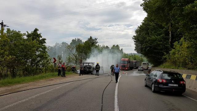 Camionetă încărcată cu lemn, cuprinsă de flăcări, la Ilişeşti