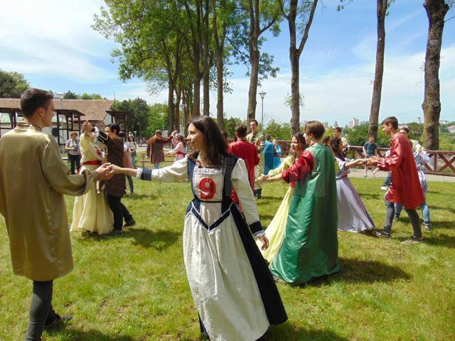 Tinerii suceveni, îmbrăcați în costume medievale, au dansat pe platoul Cetății de Scaun Suceava