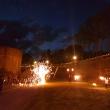 Dansul cu focul, spectacol fascinant în şanţul de apărare al Cetăţii Sucevei