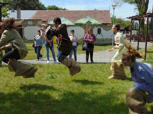 Jocuri şi dansuri medievale, practicate de tineri, la Cetatea de Scaun a Sucevei