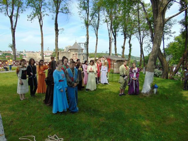 Jocuri şi dansuri medievale, practicate de tineri, la Cetatea de Scaun a Sucevei