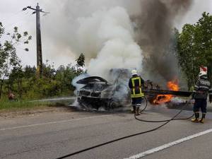 Puternicul incendiu a distrus în totalitate maşina