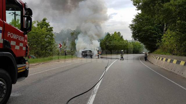 O autoutilitară încărcată cu lemn a luat foc în trafic