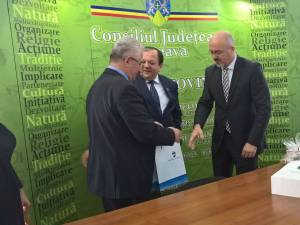 Primarul Ion Lungu şi ambasadorul Poloniei, Marcin Wilczek, la sedinţa de la CJ