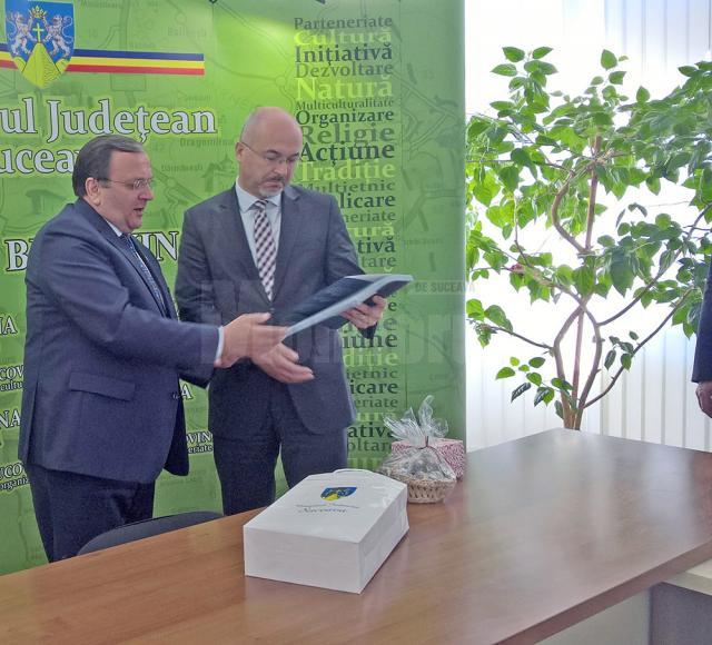 Preşedintele Consiliului Judeţean, Gheorghe Flutur, și ambasadorul Poloniei în România, Marcin Wilczek