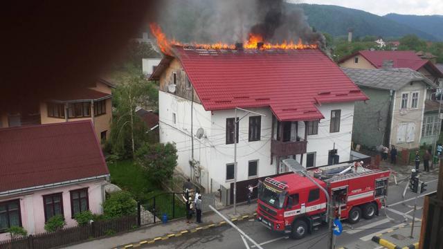 Incendiu la un complex de locuinţe sociale din Gura Humorului, în care erau cazaţi în jur de 40 de oameni