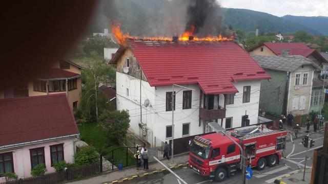 Incendiu la un complex de locuinţe sociale din Gura Humorului, în care erau cazaţi în jur de 40 de oameni