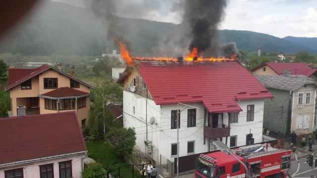 Incendiu la un complex de locuinţe sociale din Gura Humorului, în care erau cazaţi în jur de 40 de oameni