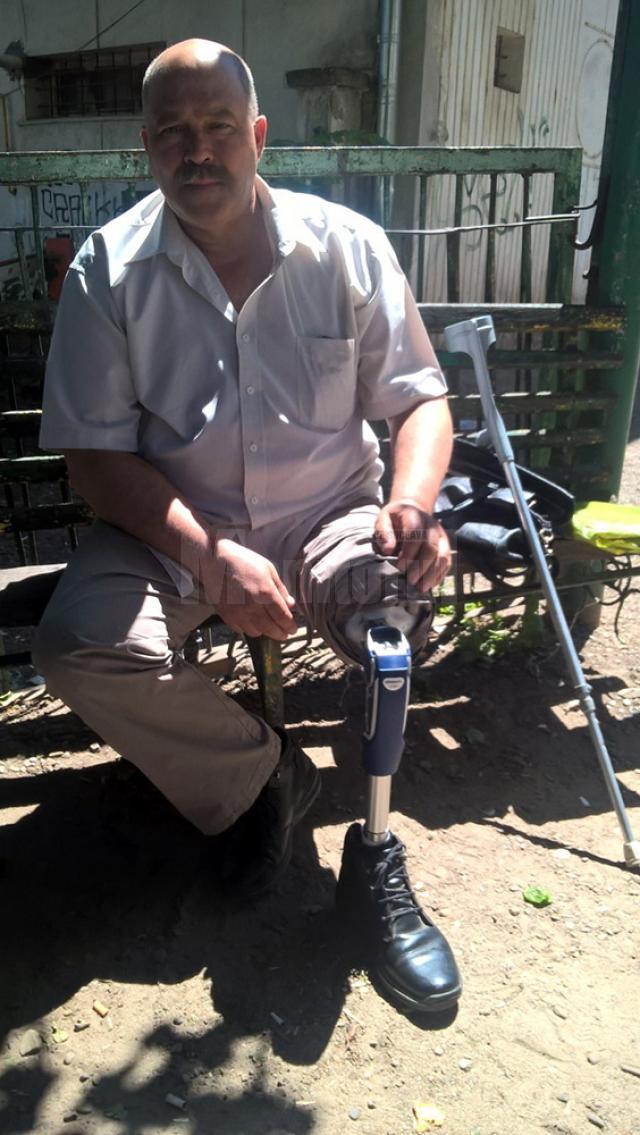 Nelu Marișcaru a rămas cu handicap accentuat și se deplasează cu ajutorul unei proteze