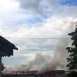 În incendiu au ars aproximativ 200 de metri pătraţi din acoperişul clădirii şi o mare parte din deşeurile de lemn din interior
