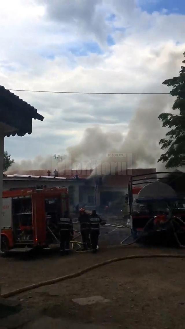 În incendiu au ars aproximativ 200 de metri pătraţi din acoperişul clădirii şi o mare parte din deşeurile de lemn din interior