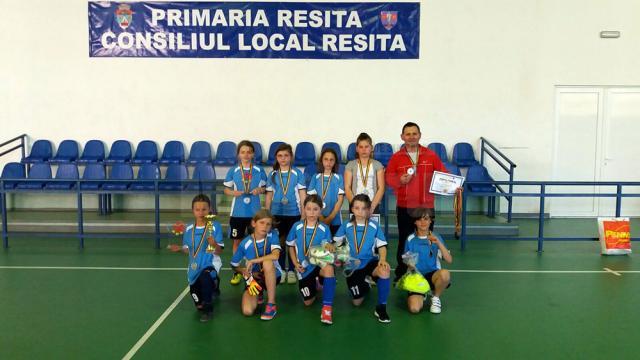 Echipa de fotbal fete clasele I-IV de la Școala Gimnazială Nr. 10 Miron Costin Suceava