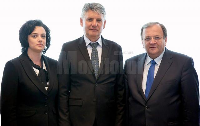 Cezar Vasile Groza (centru) are susţinerea lui Gheorghe Flutur și a deputatului PNL Angelica Fădor