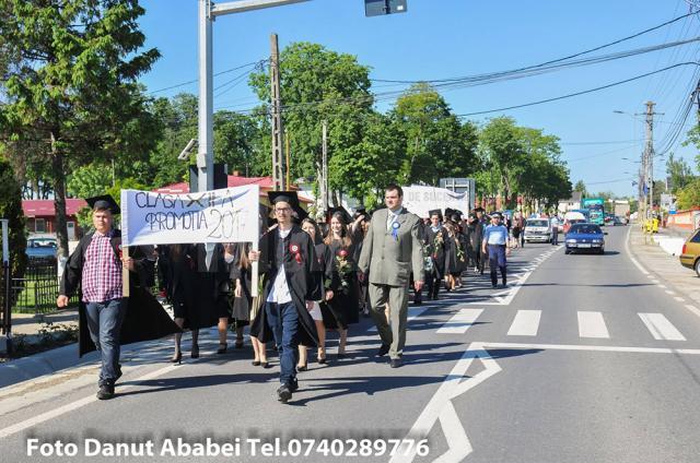Tinerii au pornit într-un Marș al absolvenților pe strazile din comună  Foto: Dănuț Ababei