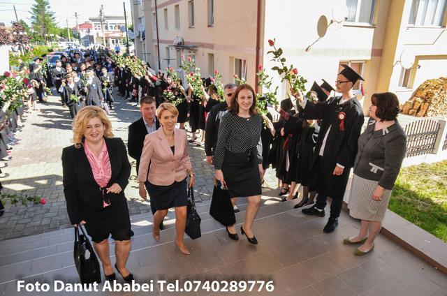 Marşul absolvenţilor, urmat de o festivitate emoţionantă, la Liceul „Mihai Eminescu” Dumbrăveni