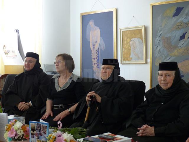 Monahia Elena Simionovici de la Voroneţ şi-a lansat sâmbătă cartea „Bucuria călătoriilor de suflet”