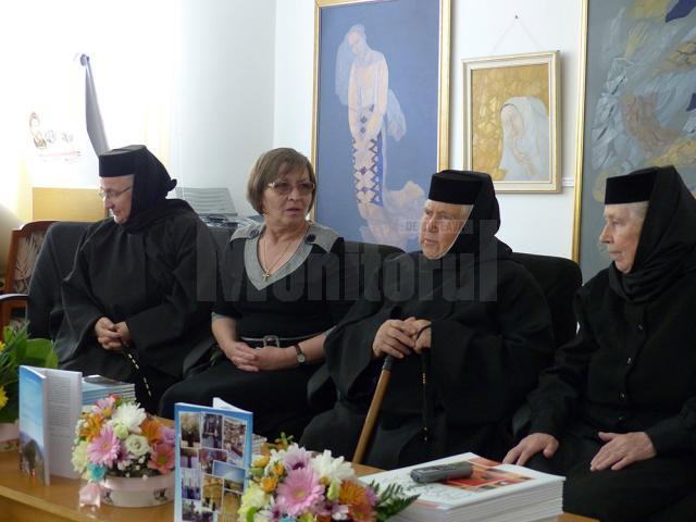 Monahia Elena Simionovici de la Voroneţ şi-a lansat sâmbătă cartea „Bucuria călătoriilor de suflet”