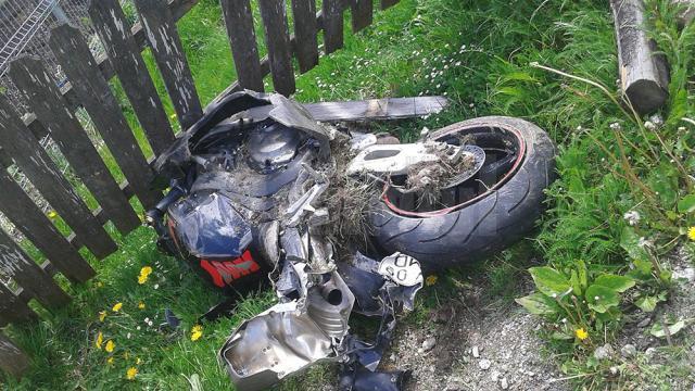 Moarte groaznică pentru un motociclist de 29 de ani, după ce a fost proiectat de pe motocicletă pe acoperișul unei case