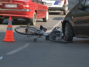 În trei cazuri, bicicliștii au fost loviți de mașini