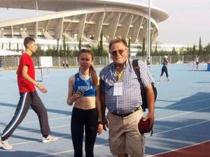 Atleta Angela Olenici, alături de antrenorul Toader Flămând după aurul câștigat la Balcaniada de juniori II